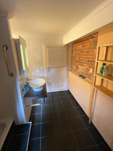 La salle de bains est pourvue d'un lavabo et de toilettes. dans l'établissement Historisch Pand, à Spechtholzhock