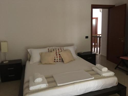 1 dormitorio con 1 cama grande y toallas. en Vacation Home in Gjiri i Lalëzit, Lalëz, Durrës, en Durrës