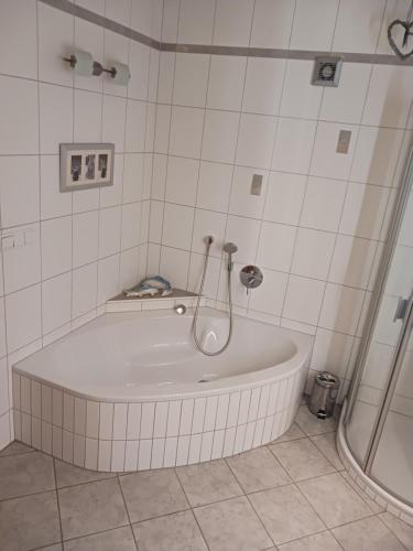 La salle de bains est pourvue d'une baignoire et d'une douche. dans l'établissement Maxi's Home, à Marchtrenk