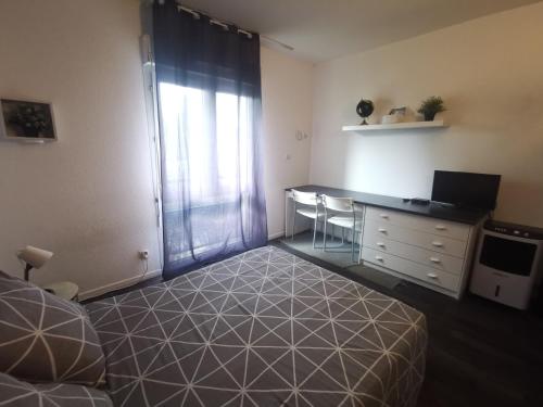 une chambre avec un lit et un bureau avec un ordinateur dans l'établissement Studio proche Tramway et Montpellier Business School, à Montpellier