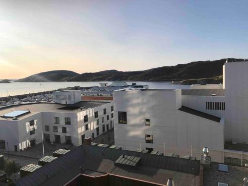 une vue aérienne d'un bâtiment avec une masse d'eau dans l'établissement Rom m/bad i Bodø sentrum, à Bodø