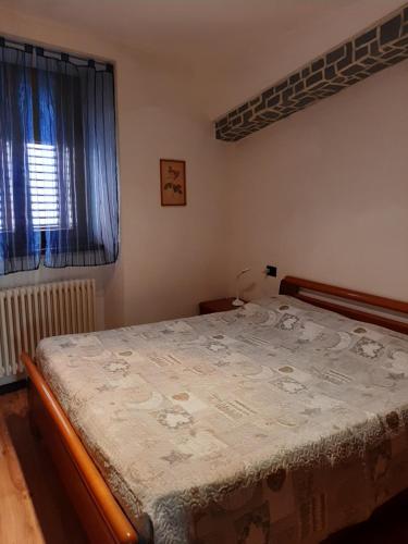 ein Schlafzimmer mit einem großen Bett in einem Zimmer in der Unterkunft Appartamenti Top Life in Arco