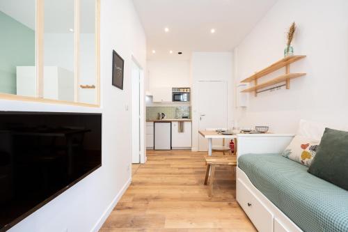 un salon avec un canapé et une table dans l'établissement Cocon proche plage Petit-Fort, à Gravelines