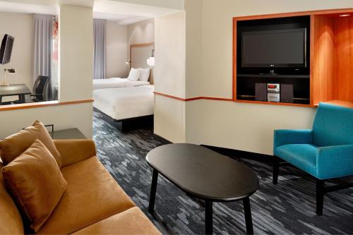 Televisyen dan/atau pusat hiburan di Fairfield Inn & Suites Warner Robins