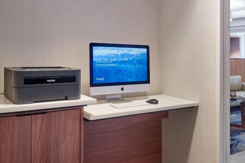Televisyen dan/atau pusat hiburan di Fairfield Inn & Suites Warner Robins