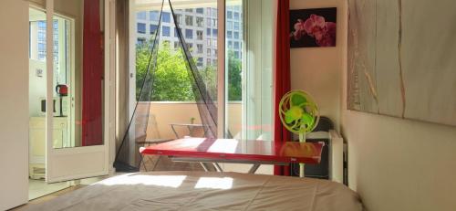 Photo de la galerie de l'établissement Studio sur le métro 12 pour Montmartre, à Paris