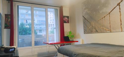 Photo de la galerie de l'établissement Studio sur le métro 12 pour Montmartre, à Paris