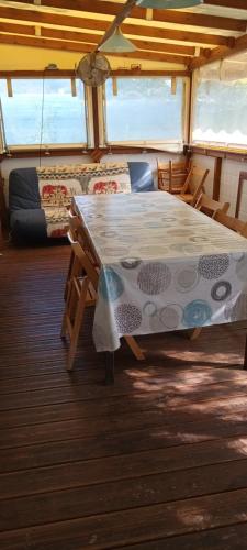 stolik w środku pokoju na łodzi w obiekcie mobil home 6 places w mieście Crots