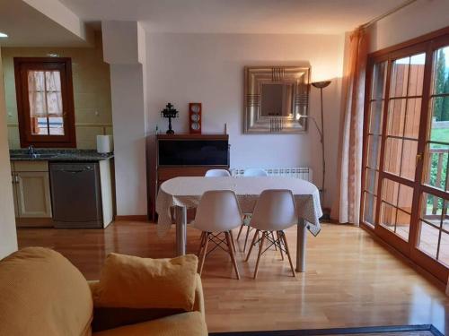 uma cozinha e sala de jantar com mesa e cadeiras em Apartamento entero en la Vall Fosca em La Pobleta de Bellvei