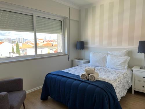 ein Schlafzimmer mit einem Bett mit zwei Handtüchern darauf in der Unterkunft New Aqueduct View Romantic Apartment in Campolide - 2B in Lissabon