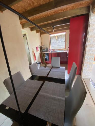 una mesa de comedor y sillas en una habitación en Odelil, en Le Guillaume