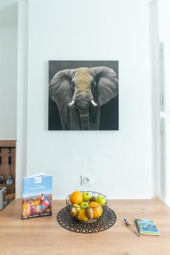 une photo d'un éléphant à côté d'un bol de fruits dans l'établissement L'ELEDAURAT - Centre ville Riom - Idéal professionnel - Proche Clermont Ferrand, à Riom