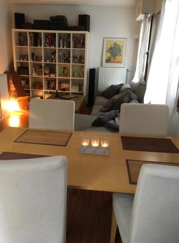 un salon avec une table et un canapé dans l'établissement Appartement COSY 3 pièces Paris 18e Montmartre Parking & Terrasses, à Paris