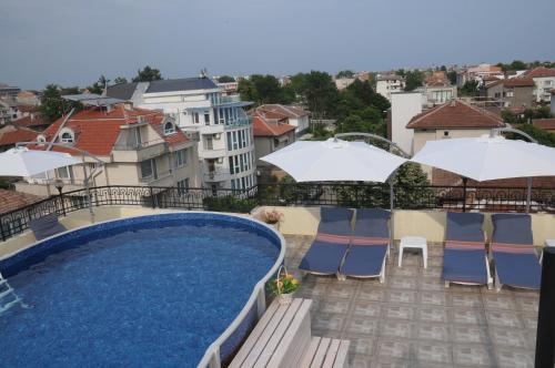 vista sulla piscina con ombrelloni e sedie di Hotel Sany a Primorsko