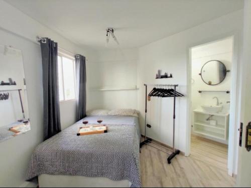 una camera con due letti e un lavandino in esso di Flat Jardim Botânico Curitiba até 7 pessoas a Curitiba