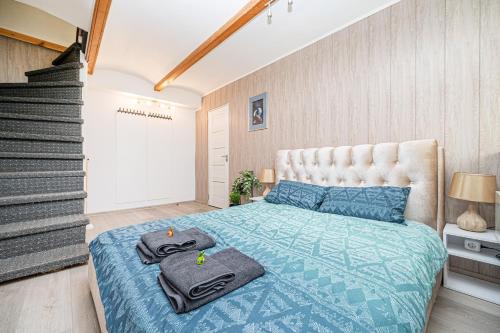 - une chambre avec un lit et des serviettes dans l'établissement Premium City Center Lukiskiu Apartment, à Vilnius