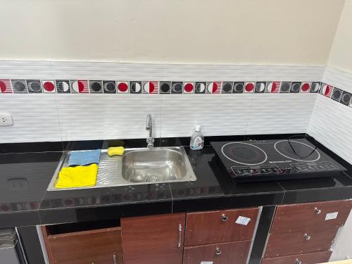 encimera de cocina con fregadero y fogones en Casa Mimaya dpto301 en Piura
