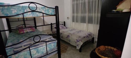 een slaapkamer met 2 stapelbedden en een bed bij Casa libella in Carmen de Apicalá