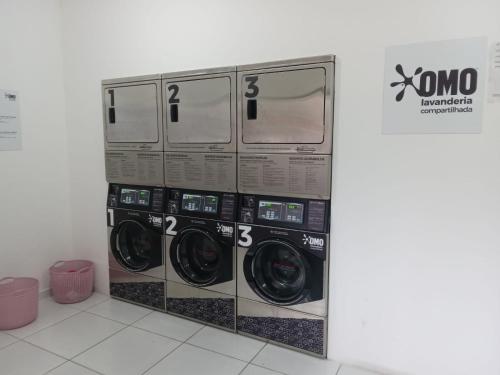 eine Gruppe von vier Waschmaschinen in einem Raum in der Unterkunft Apartamento condomínio Taboão da Serra/ familysnow in Taboão da Serra
