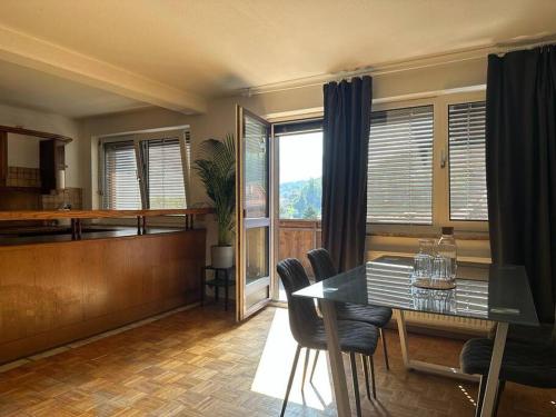 a dining room with a table and a kitchen at Geräumige rustikale Tiroler Wohnung 1-8 Personen in Imst