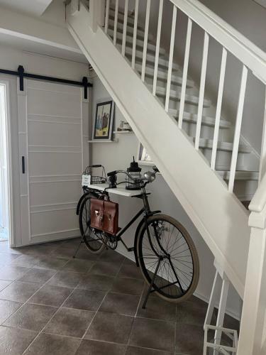 un vélo garé sous un escalier dans une maison dans l'établissement Haus FÜHLDICHWOHL, à Boizenburg/Elbe
