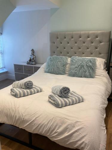 een bed met twee handdoeken erop bij 2 bed Home from Home Apartment 41 in Londen