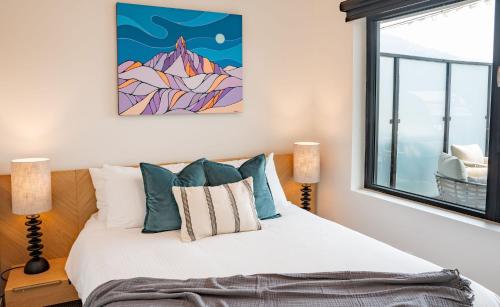 um quarto com uma cama e uma janela em Galena by Revelstoke Vacations em Revelstoke