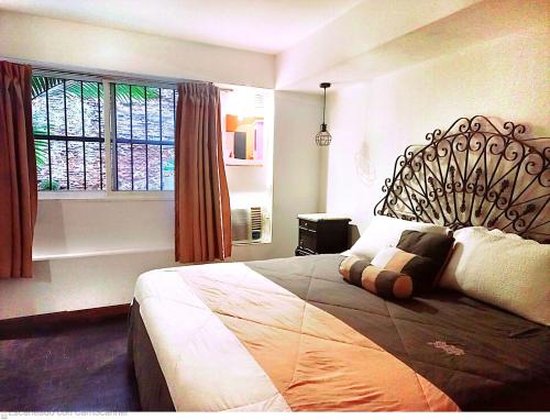 Un dormitorio con una cama grande y una ventana en En Recoleta y con jardín en Buenos Aires