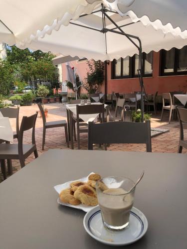 a plate of pastries and a drink on a table at JOLIE PETITE MAISON chez Barbara in Garbagna