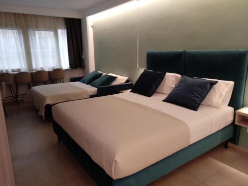 una camera con due letti di APARTMENT ANDROMEDA a Bari