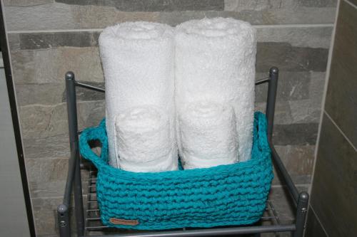 ein Korb mit Toilettenpapier auf einem Regal im Bad in der Unterkunft Home Napulè in Neapel