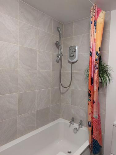Ένα μπάνιο στο Portobello Charming Seaside 3-BR Holiday Apartment