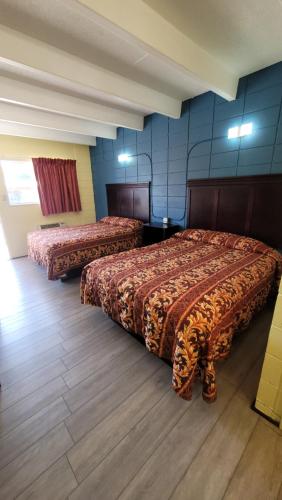 - une chambre d'hôtel avec 2 lits dans l'établissement Relax Inn, à Lucedale