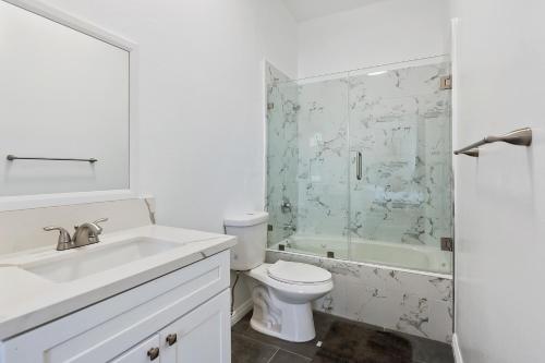 uma casa de banho com um lavatório, um WC e um chuveiro em 4bed 3bath home near Universal studio em Los Angeles