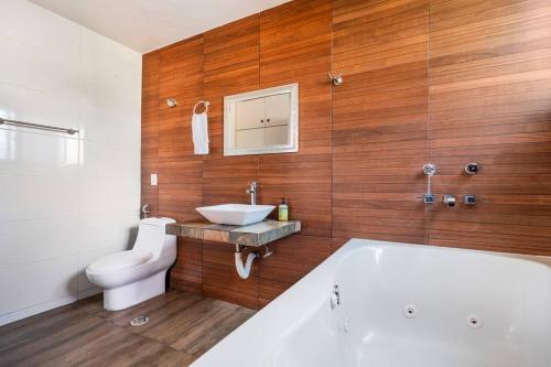 Phòng tắm tại LOFT Estilo & Diseño ALBERCA, 2 JACUZZIS PRIVADOS CLIMATIZADOS con HIDROMASAJE PROFESIONAL TIPO SPA, Terraza y Asador de Carbon