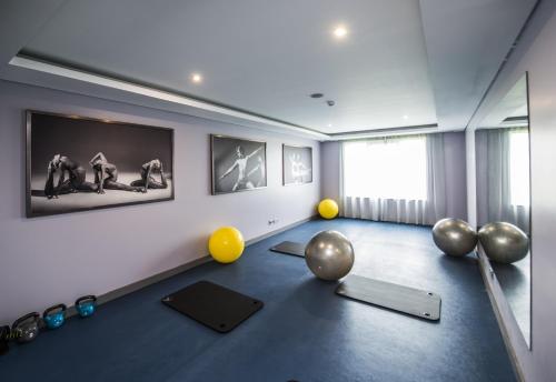 a room with a gym with a bunch of exercise equipment at Vila Gale Evora in Évora