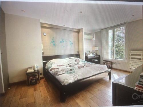 een slaapkamer met een groot bed in een kamer bij Un air de campagne à Paris in Saint-Maurice