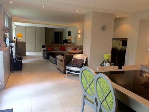 un salon avec deux chaises et un canapé dans l'établissement Un air de campagne à Paris, à Saint-Maurice