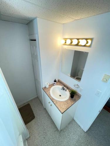 Iroquois Falls的住宿－Appartment in Iroquois falls，一间带水槽和镜子的浴室