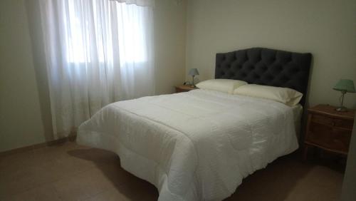 Casa Bombal tesisinde bir odada yatak veya yataklar