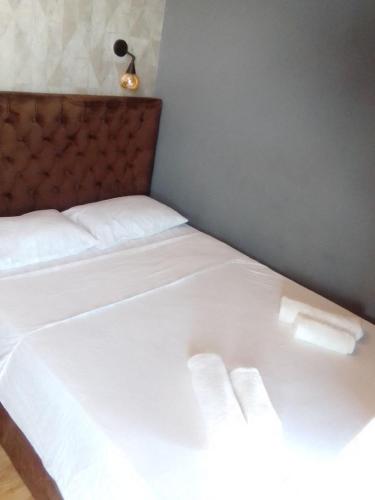 een slaapkamer met 2 bedden met witte lakens en een lamp bij Shartava VIP 31/33 in Tbilisi City