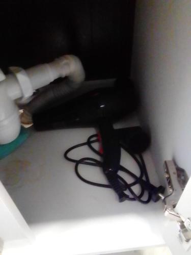 ein schwarzes Telefon auf einer Theke in einem Zimmer in der Unterkunft Shartava VIP 31/33 in Tbilisi City