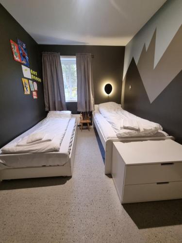 Katil atau katil-katil dalam bilik di Charming house by a small lake