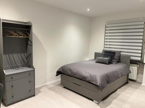 sypialnia z łóżkiem i komodą w obiekcie Monteur Wohnung 2 w mieście Hagen