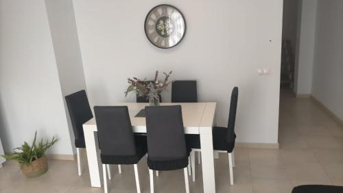 Ruang duduk di Ático dúplex con gran terraza por habitaciones