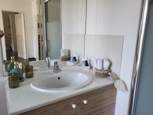 馬賽的住宿－Marseille BB，白色的浴室设有水槽和镜子