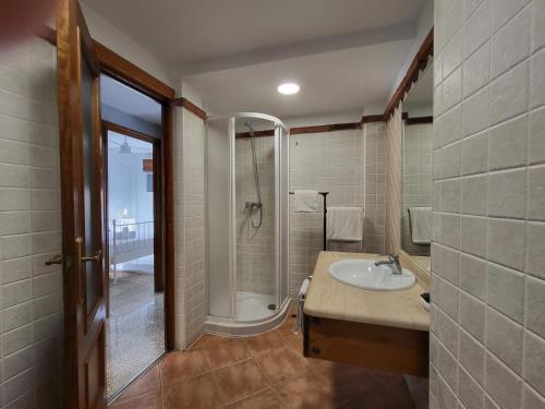 uma casa de banho com um lavatório e um chuveiro em Motril centro. em Motril
