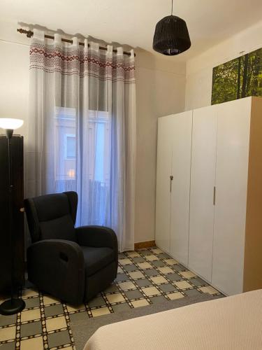 a living room with a chair and a window at Apartamento felicitat in Figueres