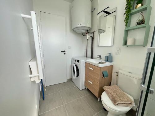 La salle de bains est pourvue d'un lavabo et d'un lave-linge. dans l'établissement -Ty Cosy- T2 Wifi Netflix Parking Lave Linge, à Ergué-Gabéric