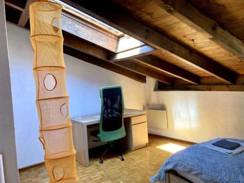 Cette chambre comprend un lit, un bureau et une chaise. dans l'établissement Casa Alta, à Lugano